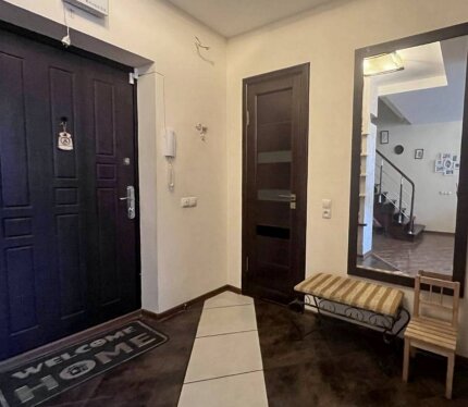 Эксклюзивная двухуровневая квартира недалеко от центра города