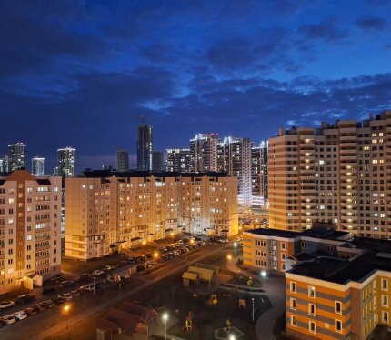 Просторная теплая однокомнатная квартира,45 кв.м., с окнами во двор (не слышен шум улицы) и восхитительным видом с 12-го этажа на вечерний Минск-Мир. 10 мин пешком до метро и Авиа-мол. 1 человек прописан. Свежий ремонт. Кухня 9 м, комната 18 м, в большой прихожей шкафы-купе по двум стенам. Необходимая техника и мебель. На длительный срок без питомцев. При выселении - клининг. Звонить с 19 до 22 в будние дни