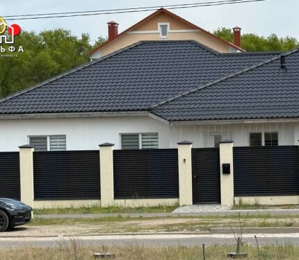 Уютный капитальный дом на улице Луначарского 1-ая в Красном Маяке