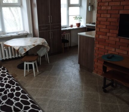 Уютная квартира в пятиэтажном кирпичном доме с современным ремонтом и всеми удобствами. Балкон закстеклён. Стеклопакеты. При необходимости - можно приобрести дополнительно гараж в пяти минутах хода..