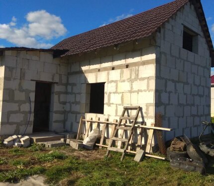 Продается участок 10 соток с недостроенным домом в СТ Пограничник , 2км. от г.Дзержинска Минской области.Свет на зиму не отключают!