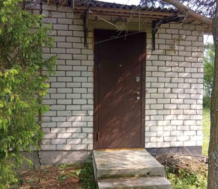 Сдается дача в 43 км от МКАД, посреди леса. Вода и туалет на улице. Есть деревянная беседка для чаепития, мангал для шашлыков. Есть печка, в печке встроены плита и духовка для готовки. Есть необходимая мебель, кухонная посуда, двойная электроплитка, электрочайник. До электрички 1.5 км. Вокруг лес. Спокойные соседи. Сдается для двух человек, без детей, без животных, без компаний. Сроки аренды разные. Договор. Залог эквивалент 100 долларов.