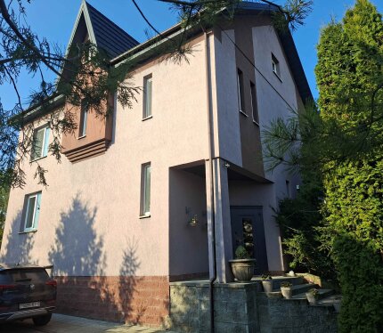 Котедж в лесу с бассейном