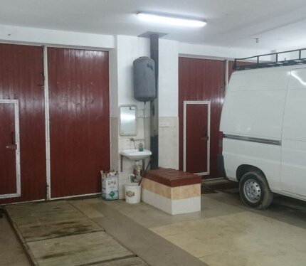 утеплено,отопление, три фазы, круглосуточный доступ, высота ворот-2,9м. Имеется "траверса"-пневматический подъёмник. Находится возле авторынка в малиновке. Идеально для автоэлектрики, тюнинга и т.д. Только звонить: тел. 80296765025, Игорь.