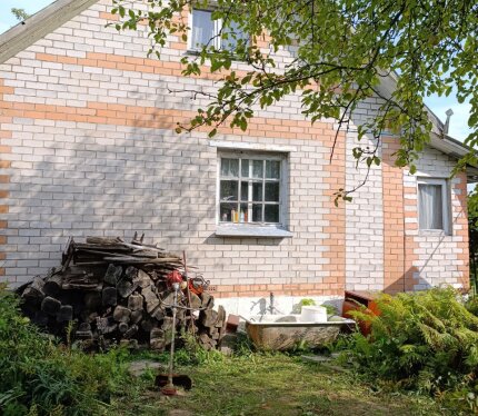 Двухэтажный дом. Дача "Приморье", автобусная остановка "Трактор" идет маршрутка. Кухня . Отопление печное, горячая и холодная вода. санузел на улице. Парковка автомобилей. Баня. Проведем интернет если надо! Риелторам не беспокоить! Фото вышлем в вайбер или телеграмм.