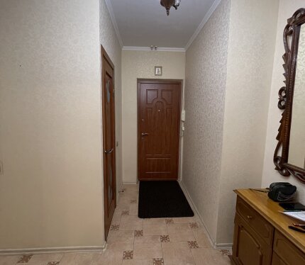 Сдается 3-комнатная квартира от собственника! Предлагаем в долгосрочную аренду просторную, светлую и полностью готовую к проживанию 3-х комнатную квартиру в спокойном и благоустроенном районе г. Минска — Сухарево. Мы ищем арендаторов на длительный срок, которые будут относиться к квартире как к своей собственной. Нам важно, чтобы наши жильцы разделяли наши взгляды на чистоту и порядок.