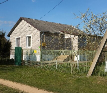 Продается уютный дом в благоустроенном агрогородке. Участок 14 соток (правильной формы, минимум соседей). Кирпичный дом на высоком фундаменте: газ, центральный водопровод, бойлер, санузел в доме. Установлены окна ПВХ и новые двери, выполнен базовый ремонт