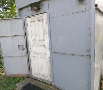 Дом под снос , как и сарай , имеется «бытовка», чистая продажа , приватизированная земля 