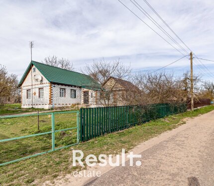 В продаже дом в деревне Скоморошки. Дом крепкий и тёплый. Стены возведены из бревна, обложены кирпичом.