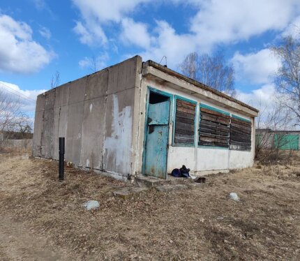Продается здание участок находится в д. Углы, ул. Строителей, 7 Все коммуникации отключены.