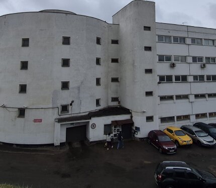 Сдаётся ТЁПЛЫЙ гараж на длительный срок в многоуровневом гаражном комплексе «Аэродромная-3». Забудьте о холоде и сырости: расположен в уютной середине здания на втором этаже, обещая комфорт в любое время года.Есть видеонаблюдение,круглосуточная охрана,автоматические гаражные ворота,вода,электричество 220В,рядом метро,СТО,автомойка