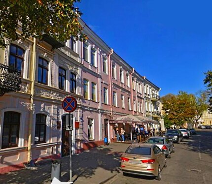 Сдается помещение с ремонтом в центре Гродно по ул.Замковой, 11, расположенное на 3-м этаже. Окна - стеклопакеты, пол - ламинат. Установлен отдельный счетчик учета электричества. Помещение состоит из двух кабинетов: операционный зал 49,0 кв.м и кабинет руководителя 13,6 кв.м. Воды в помещении нет.