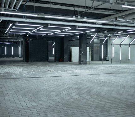 Сдаётся уникальное пространство под продажу/аренду/хранение премиум автомобилей в центре Минска в динамично развивающейся локации на улице Октябрьская. - в шаговой доступности бары/рестораны/отель/заправочная станция/автомойка - предоставление юридического адреса - низкие коммунальные платежи (только электроэнергия от освещения по счетчику) - доступ на объект 24/7 - круглосуточная охрана - 13 полноценных парковочных мест (в районе 200 квадратов) - двухзоный оборудованный мебелью офис 22 метра кв