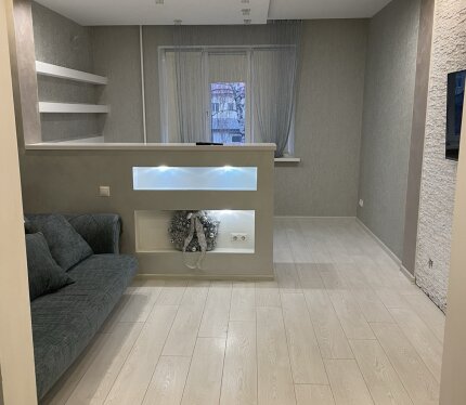 Уютная квартира, хороший ремонт, есть подвал. Рядом хорошо развитая инфраструктура.