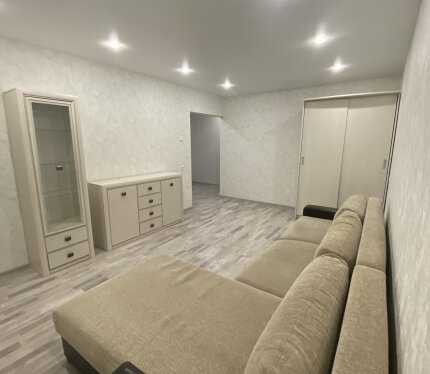 Сдам уютную 3-комнатную квартиру с ремонтом в новостройке аккуратной семейной паре без домашних животных. Свежий ремонт. Чисто, уютно, все коммуникации новые. Частично с мебелью. Общая площадь 74 кв. Квартира расположена на 8 этаже. Есть грузовой лифт. Во дворе есть отличная детская площадка. Достаточно парковочных мест для машин. Рассматривается долгосрочная аренда по договору. Только граждане Республики Беларусь.