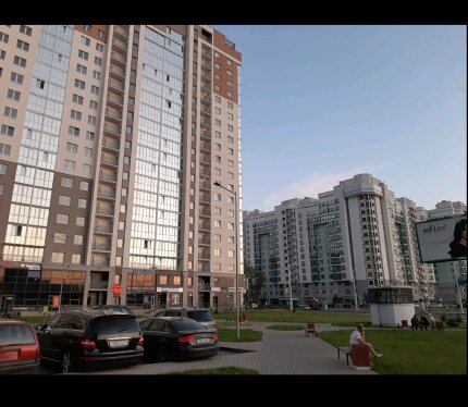 Сдаётся комната в трехкомнатной квартире по проспекту Дзержинского дом 19. В шаговой доступности станция метро Грушевка. Одной работающей девушке,без вредных привычек,без животных. В двух комнатах проживают 2 молодые девушки. 29