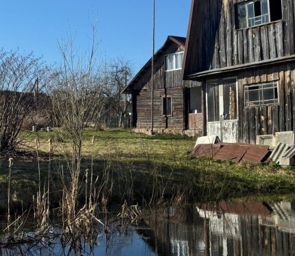Продаётся просторный участок с прудиком. На участке располагается сам двухэтажный дом, выполненный из дерева, так же есть баня, гараж и другие дополнительные постройки. Участок облагорожен небольшим яблоневым садом, туями, елью и бамбуком. Есть функционирующая теплица, место под огород. В доме оставляем всё, то есть можно прямо сейчас заселяться и жить. Помимо этого в подарок оставим массу стройматериалов, различной техники, орудия труда и тд. По подробностям звоните или пишите! Не агенство.