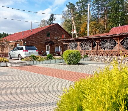 Предлагаем в аренду комфортное жилье на длительный срок для отдыха и командировочных. Дом удобно расположен между Новогрудком и Кореличами (10 км. от Новогрудка). Условия проживания: Номера повышенной комфортности оснащены современным оборудованием: Smart TV, душевыми кабинами, холодильниками и микроволновыми печами. В распоряжении гостей — оборудованная кухня. Высокоскоростной Wi-Fi доступен как в доме, так и на всей территории. Для автомобилей предусмотрена стоянка с видеонаблюдением.