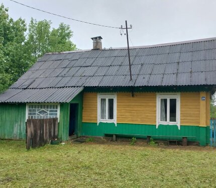 Продается дом в деревне Добравичи, 95км от МКАД. С просторным участком 15 соток, недалеко река Сервечь. Тихое и атмосферное место, до леса 500 метров. Дом и земельный участок находятся в частной собственности. В гостиной и на кухне свежий ремонт, так же имеется 2 рабочие печи в отличном состоянии. На территории есть колодец, но вода ушла год назад. При желании оставим вам всю мебель. Агентов просьба не беспокоить. Звоните желающие купить дом.