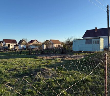 Отличный участок правильной формы 28х36, сухой подтапливает, 15-20 минут от мкад на авто, отличные подъездные пути, участок правильной формы, электричество есть, сезонная вода есть, транспортная остановка рядом с СТ, магазин. на участке есть вагончик, для строки на первое время сгодится. Можете приехать посмотреть. Торг уместен.