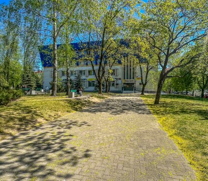 САМЫЙ ЦЕНТР ГОРОДА по ОЧЕНЬ ВЫГОДНОЙ ЦЕНЕ. Административное помещение 555 кв.м. рядом с пл. Победы. Хороший ремонт, ОТДЕЛЬНЫЙ ВХОД, свой лифт, все коммуникации: вода, электричество, центральное отопление, компьютерные сети. Готовое решение для вашего офиса или под арендный бизнес - в настоящее время помещение полностью сдано различным арендаторам. Просьба к посредникам - не беспокоить.