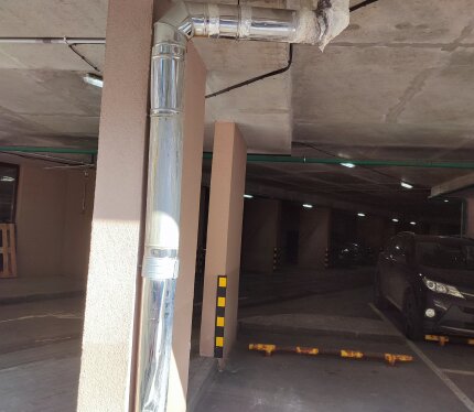 Сдается в аренду большое парковочное место под стилобатом 25 этажного дома. Удобный заезд. Освещение, видеонаблюдение. Аренда+ коммунальные платежи ежемесячно. Торг