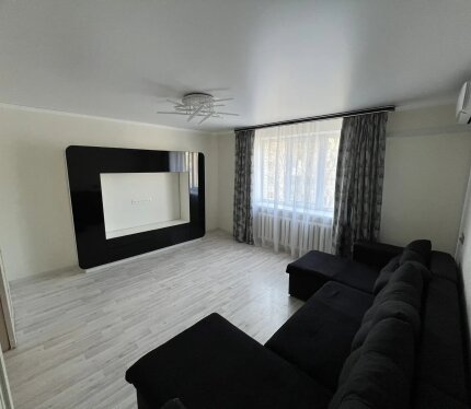 Продаётся 3-комнатная квартира на 4 этаже 5-этажного дома. Общая площадь — 62,7 кв.м. Квартира с косметическим ремонтом. Удобная планировка: комнаты изолированные, что обеспечивает комфортное проживание. Просторная гостиная и две отдельные спальни позволяют грамотно организовать жилое пространство. Санузел раздельный. Квартира частично меблирована. Установлен кондиционер. Есть два балкона, которые можно использовать как дополнительные зоны хранения или отдыха. Окна выходят на две стороны дома