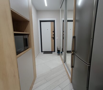 Сдается уютная светлая квартира в шаговой доступности от метро "Аэродромная" на длительный срок. Качественный ремонт, все необходимое для комфортного проживания. Первое заселение. Оплата за месяц+залог за сохранность имущества+коммунальные платежи. Проживание без животных. Только гражданам РБ.