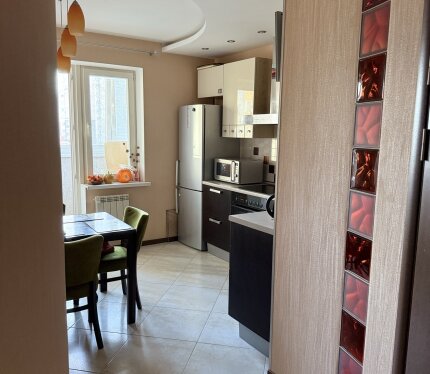 Уютная, светлая квартира с дизайнерским ремонтом и всевозможной мебелью и техникой . Предоплата 1 мес + коммуналка+ залог ( за 1 мес аренд платы) . Тихая с отличными соседями. Идеальная локация рядом парки и велодорожки. В шаговой доступности ТЦ «Скала», ТЦ «Green», рынок «Заходний» со свежими продуктами, поликлиника в 6 мин пешком, банки, кафешки и ресторанчики, Макby. Большая бесплатная парковка. Удобный выезд на МКАД, Идеал для пары. Без животных!