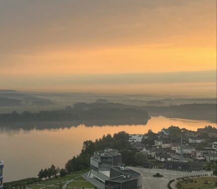 Сдается квартира с видом на Водохранилище Дрозды , на верхнем , 25м этаже . Дизайнерский ремонт, 2х местная ванна около панорамного окна, премиальная сантехника , стереосистема , 100% бытовая техника , кондиционер , подогревы полов, теплая лоджия . Рядом есть крытая парковка .Консьерж. На длительный срок.