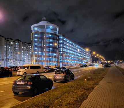 Сдаётся машино-место на 4 этаже. Имеется охрана и видео наблюдение, лифт. Стоимость + коммунальные платежи.