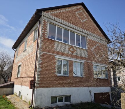 Дом с полноценным цокольным этажом. Площадь по СНБ 249 м². Косметический ремонт. Два гаража. Рядом ж/д ст. "Заречное"