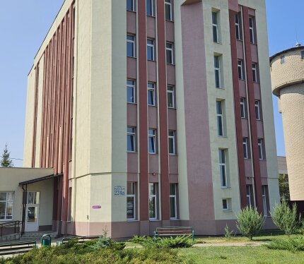 Современные офисные помещения площадью от 14 до 65 м.кв. на 1-4 этажах нового бизнес-центра в Могилёве. В помещении окна ПВХ, светодиодные светильники, потолки Армстронг, керамическая плитка на полу, интернет от Белтелеком. В шаговой доступности столовая и продуктовый супермаркет. Перед зданием вместительная парковка, через дорогу новый микрорайон. Удобное расположение бизнес-центра относительно центра центра города и кольцевой.