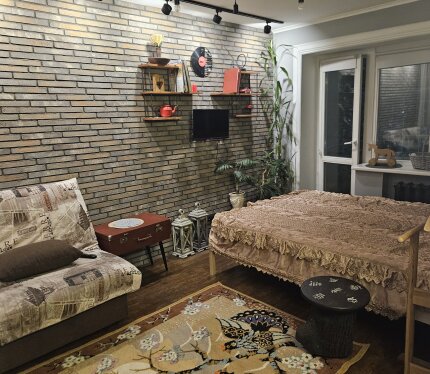 Допускается арендовать на 1-2 месяца.Центр города,15 минут ходьбы от вокзала.Окна выходят на закат. Под окнами парковка.Уютный зелёный двор.Дизайнерский ремонт с применением только натуральных экоматериалов,уютное многовариантное освещение.Двуспальная кровать160×200 с ортопедическим матрасом, диван-книжка.Полотенца,постельное бельё,фен,утюг,СВЧ-печь, телевизор,Wi-Fi,настольные игры.Цена указана за 1-2 человек.Проживание 3-4 человек+80 руб.Можно на 1-2 месяца.Налог и коммуналка входят в стоимость