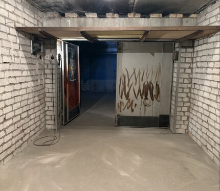 Отличный гараж, сухой, просторный, чистый. Расположен в шаговой доступности от жк Левада. До жк Северный берег 7 минут на автомобиле. Круглосуточная охрана. На выезде туалет и вода в доступе. Верхний уровень из 2-х. На территории ГПК яма и СТО. Зимой никакого снега. Удобный заезд и выезд. Сдается на длительный срок. Все обязательные платежи 2026 оплачены. С вас только аренда.