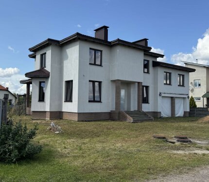 Монолитный коттедж с заполнением стен газосиликатом 50 см + утепление. Кровля - польская металлочерепица. Электрика, газ, вода в доме. Стены оштукатурены по маякам. Строительство окончено в 2021 году. Готовность дома 90%. Обмен на квартиру, авто, бизнес.