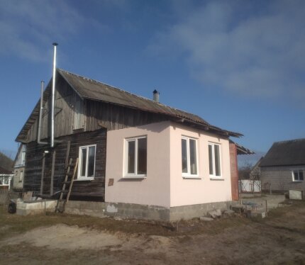 Отгороженный хоздвор, с отдельным въездом, без построек. Имеется пруд, сад, цветник, декоративные деревья, маленький сарайчик. Фундамент под летнюю кухню. В доме 4 жилые комнаты( 2 проходные, 2 изолированные), кухня, котельная, санузел(туалет, ванная) раздельные, стены окрашены, линолеум. Канализация и вода( скважина 16,5 м) Электроэнергия 320 кВт. Имеется печь (грубка) с камином, облицована плиткой. интернет, ТВ "Зала". Окна ПВХ. Предполагается наружный дизайн.