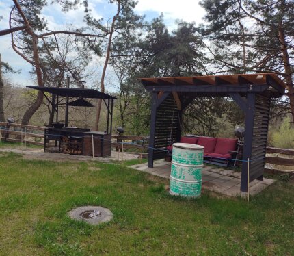 База отдыха "ЗаводЪ" Клейниковский с/с, вблизи д.Костычи. К услугам гостей 3 двухкомнатных 4х местных отдельных номера. Отдельно сдаётся терраса с зоной барбекю, беседка, баня.