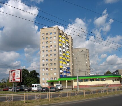 Продам трёхкомнатную квартиру в кирпичном доме. 11 этаж (из 12) 2 балкона в разных комнатах, 2 санузла в разных углах квартиры. Школа, сад, общественный транспорт в шаговой доступности 2.5км до центра города 