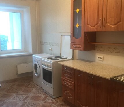 Сдадим в аренду 1-комнатную квартиру людям с гражданством РБ, без домашних животных. Рядом с домом строится новая станция метро. Пока пользуемся станцией "Площадь Победы"- две остановки на трамвае или автобусе. В пешей доступности Комаровский рынок, магазины, театры, банки и многое другое. Залог под выселение (депозит) в размере месячной арендной платы- обязателен. Квартира до недавнего времени имела особенность: все жильцы выселялись в своё жильё.