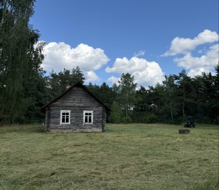 С 2 сторон поле. С 2 сторон лес. Река в 150 метрах. Точные координаты объекта: 54.632645, 26.219316.