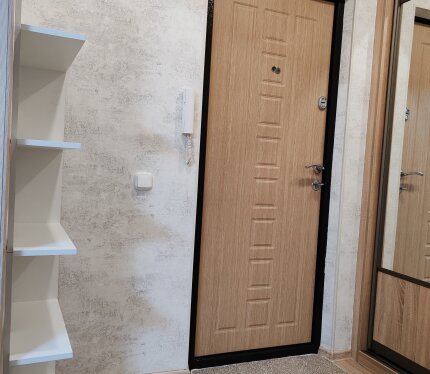 Сдается уютная квартира на длительный срок в доме после капитального ремонта. Есть все необходимое для комфортного проживания: интернет, холодильник, электрочайник, кухонная мебель, стиральная машина, вместительный шкаф-купе в прихожей. В комнате - диван, стол, RGB подсветка. Прописан один человек. Предоплата за 1 месяц + залог. В шаговой доступности магазины, в том числе круглосуточный Евроопт, спортивный комплекс "Мандарин", лесопарк с экотропой «Царство желтоголового королька" и др.