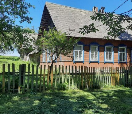 Дом в агрогордке, тишина и гладь. Звезды. В шаговой доступности магазины. Маршрутки от магилева. За огородом небольшое озеро, где можно провести отличное время с детьми. Там же рыбалка для детей, клев улетеый, рыбка небольшая (детская)