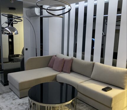 Сдается на длительный срок элитная 2-комнатная квартира в самом центре Минска в ЖК Чайковский. 5 минут пешком до метро, 5 минут пешком до супермаркета КОРОНА .В доме 24/7 консьерж . Большая зеленая обгороженная территория , есть беседка для велосипедов , в доме бассейн для деток, развитая инфраструктура, парк. Вся техника SMEG, окна в пол. В стоимость включена уборка квартиры каждый месяц. Есть подземный паркинг плюс паркинг бесплатный рядом с домом. Сушильно-стиральная машина.ТОЛЬКО БЕЛОРУСАМ.