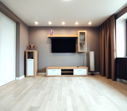 Ощутите вкус жизни в одном из самых престижных и удобных для проживания районов Минска. Развитая инфраструктура, отличная транспортная доступность и благоприятная экология. Все рядом: парковая зона отдыха, Комсомольское озеро, крупные торговые центры, кинотеатры, спортивные комплексы, кафе и рестораны. Салют и парад теперь можно смотреть с балкона! Кирпичный дом. Современный ремонт. Предоплата за месяц +задаток. Предлагается жильцам без домашних питомцев, способным поддерживать порядок.