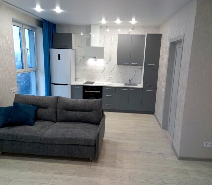 Сдаётся трёх-комнатная квартира. Eсть вся необходимая мебель, посуда, техника (стиральная машина, проточный водонагреватель, чайник, утюг, индукционная плита, духовка, микроволновая печь, телевизор, кондиционер). Прописан один человек. Сдача по договору: оплата коммунальных + залог в размере месячной оплаты (возвращается, если нет повреждений имущества и срок договора выполнен), предпочтительно гражданам РБ, семье из 1-3 человек без животных и маленьких детей.