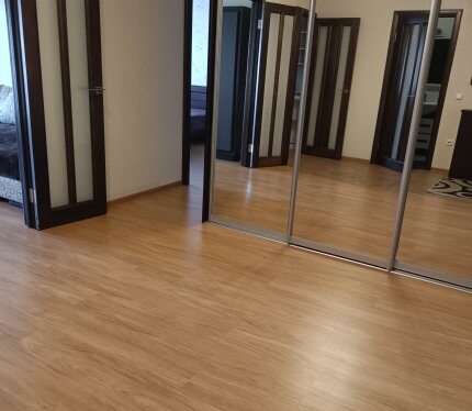 Квартира в шикарном районе города. В шаговой доступности магазины, школы, рынки, спортивные комплексы. Без животных. В квартире есть все для жизни. Свободна с 17апреля