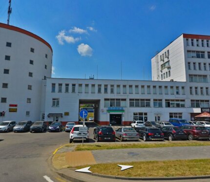 Сдам в долгосрочную аренду двухуровневый гараж/бокс по адресу: г.Минск, ул. Тимирязева 65. 1 этаж 7 этажного бизнес центра. Удобное расположение. Площадь первого этажа - 27.2 кв.м. Официальная сдача с заключением договора аренды. Центральное отопление, вентиляция, электричество, вода. Отдельный эл. счетчик. На этаже сан. узел, охрана. Под складское помещение, хранение либо услуги. Стоимость + коммунальные платежи.