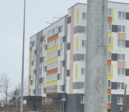 Продам квартиру 85 метров с уникальной планировкой, в квартире 2 гардеробные, одна из которых с окном и батареей, поэтому при желании из нее можно сделать жилую комнату. В санузле также кроме полотенцесушителя предусмотрела батарея для отопления, площадь ванной комнаты и отдельного санузла позволяет поставить 2 унитаза, что немаловажно для проживания нескольких человек одновременно. Данная квартира идеальна для семьи с двумя и более детьми, тк можно сделать 2 раздельные детские комнаты.