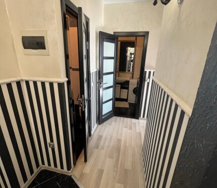 Сдаётся уютная квартира-студия для 1-2 человек в монолитном доме бизнес класса на 16 этаже. Охраняемая территория в удобном месте, недалеко от основных достопримечательностей города, лесопарковой зоны на берегу реки Неман. Квартира оборудована всеми необходимыми для проживания удобствами: беспроводной интернет,телевизор,утюг,пылесос. На кухне имеется электрическая варочная панель,холодильник,СВЧ,чайник. Дом оснащен современной системой видеонаблюдения, есть консьерж.